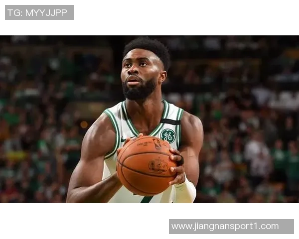 杰伦布朗半场表现惊艳10投8中三分命中率高达80砍下22分引领球队奋勇争先