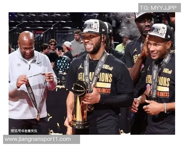 尼克斯新秀科勒克致敬科比与冠军奖杯合影展现传奇风范 尼克斯新秀科勒克致敬科比与冠军奖杯合影展现传奇风范